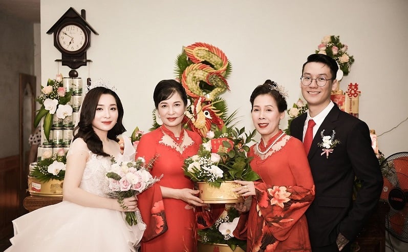 Les mères choisissent Áo Dài dans mariage vietnamien